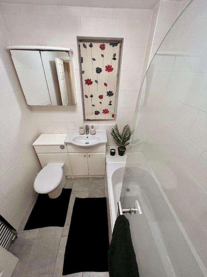 Entire 3 Bedroom End Of Terrace House! Thamesmead  ภายนอก รูปภาพ