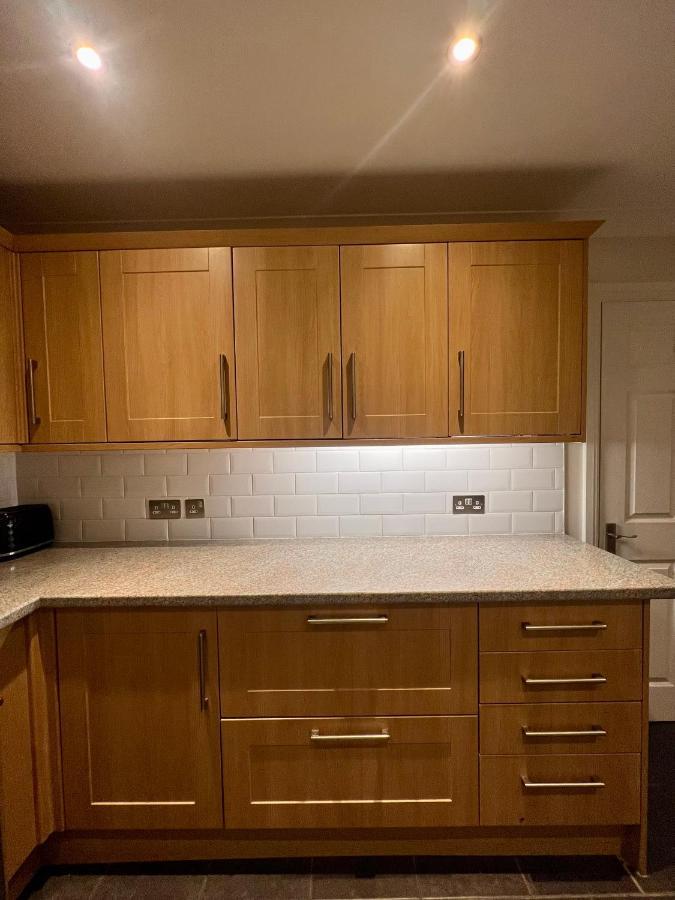 Entire 3 Bedroom End Of Terrace House! Thamesmead  ภายนอก รูปภาพ