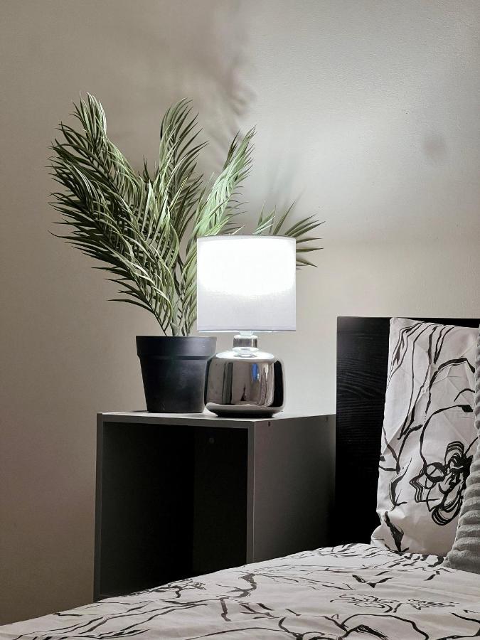 Entire 3 Bedroom End Of Terrace House! Thamesmead  ภายนอก รูปภาพ