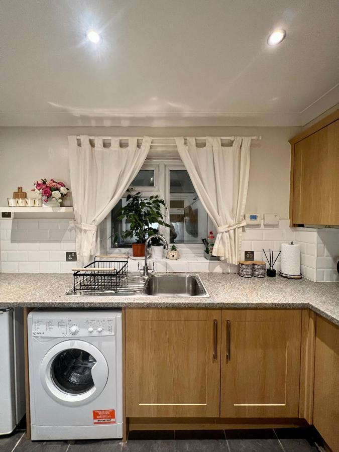 Entire 3 Bedroom End Of Terrace House! Thamesmead  ภายนอก รูปภาพ